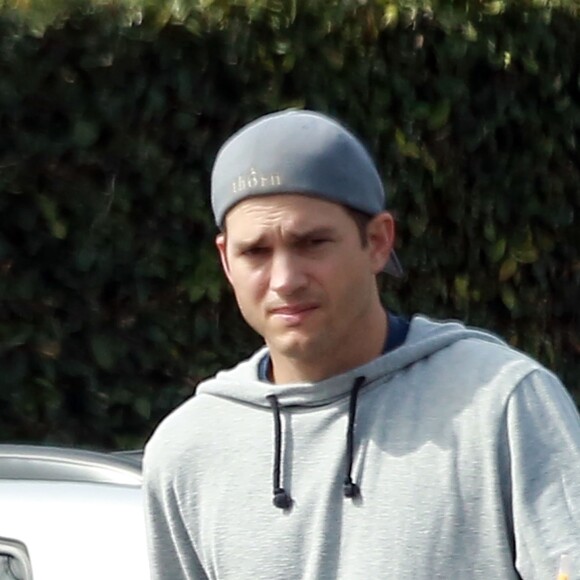 Exclusif - Ashton Kutcher se balade avec sa fille dans les rues de Los Angeles, le 18 mars 2018