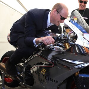 Le prince William, duc de Cambridge, a eu le grand plaisir de monter sur la Norton V4-RR SG7 sur les lieux du Tourist Trophy de l'île de Man lors de sa visite de l'île le 6 juin 2018. Kate ne va pas apprécier...