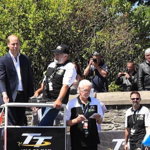 Le prince William, duc de Cambridge, sur les lieux du Tourist Trophy de l'île de Man lors de sa visite de l'île le 6 juin 2018. Fan de moto, il a joint l'utile et l'agréable.