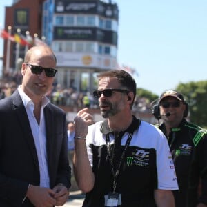 Le prince William, duc de Cambridge, sur les lieux du Tourist Trophy de l'île de Man lors de sa visite de l'île le 6 juin 2018. Fan de moto, il a joint l'utile et l'agréable.