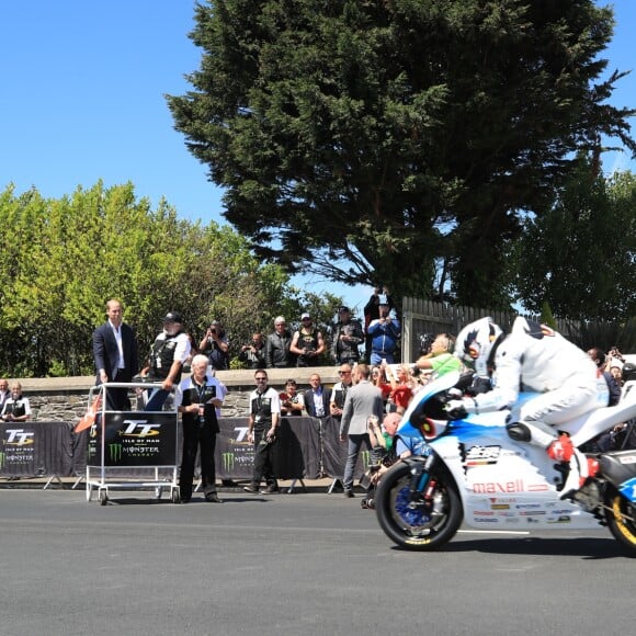 Le prince William, duc de Cambridge, sur les lieux du Tourist Trophy de l'île de Man lors de sa visite de l'île le 6 juin 2018. Fan de moto, il a joint l'utile et l'agréable.