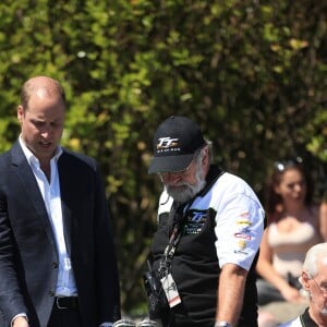 Le prince William, duc de Cambridge, sur les lieux du Tourist Trophy de l'île de Man lors de sa visite de l'île le 6 juin 2018. Fan de moto, il a joint l'utile et l'agréable.