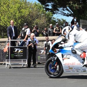 Le prince William, duc de Cambridge, sur les lieux du Tourist Trophy de l'île de Man lors de sa visite de l'île le 6 juin 2018. Fan de moto, il a joint l'utile et l'agréable.