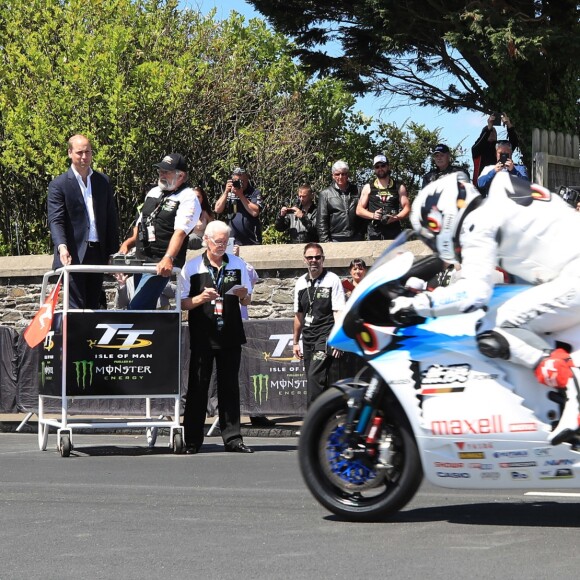 Le prince William, duc de Cambridge, sur les lieux du Tourist Trophy de l'île de Man lors de sa visite de l'île le 6 juin 2018. Fan de moto, il a joint l'utile et l'agréable.