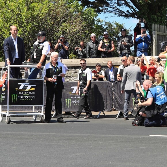 Le prince William, duc de Cambridge, sur les lieux du Tourist Trophy de l'île de Man lors de sa visite de l'île le 6 juin 2018. Fan de moto, il a joint l'utile et l'agréable.