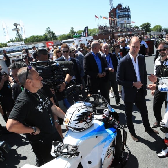 Le prince William, duc de Cambridge, sur les lieux du Tourist Trophy de l'île de Man lors de sa visite de l'île le 6 juin 2018. Fan de moto, il a joint l'utile et l'agréable.