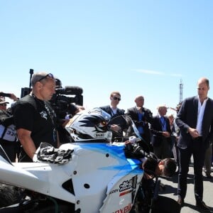 Le prince William, duc de Cambridge, sur les lieux du Tourist Trophy de l'île de Man lors de sa visite de l'île le 6 juin 2018. Fan de moto, il a joint l'utile et l'agréable.