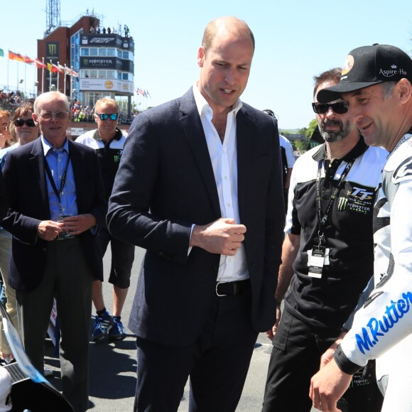 Le prince William, duc de Cambridge, sur les lieux du Tourist Trophy de l'île de Man lors de sa visite de l'île le 6 juin 2018. Fan de moto, il a joint l'utile et l'agréable.