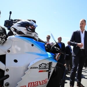 Le prince William, duc de Cambridge, sur les lieux du Tourist Trophy de l'île de Man lors de sa visite de l'île le 6 juin 2018. Fan de moto, il a joint l'utile et l'agréable.