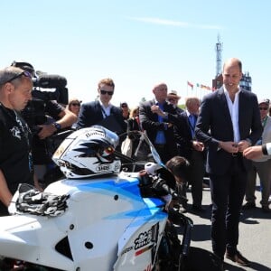 Le prince William, duc de Cambridge, sur les lieux du Tourist Trophy de l'île de Man lors de sa visite de l'île le 6 juin 2018. Fan de moto, il a joint l'utile et l'agréable.