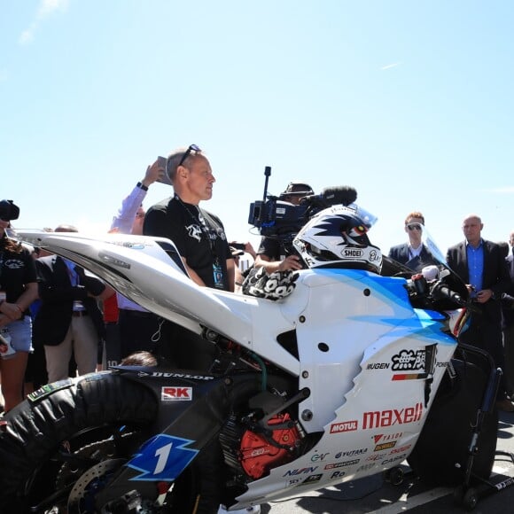 Le prince William, duc de Cambridge, sur les lieux du Tourist Trophy de l'île de Man lors de sa visite de l'île le 6 juin 2018. Fan de moto, il a joint l'utile et l'agréable.