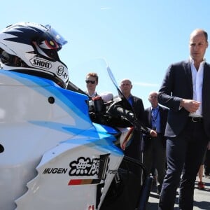 Le prince William, duc de Cambridge, sur les lieux du Tourist Trophy de l'île de Man lors de sa visite de l'île le 6 juin 2018. Fan de moto, il a joint l'utile et l'agréable.