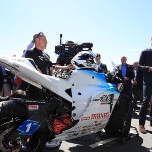 Le prince William, duc de Cambridge, sur les lieux du Tourist Trophy de l'île de Man lors de sa visite de l'île le 6 juin 2018. Fan de moto, il a joint l'utile et l'agréable.