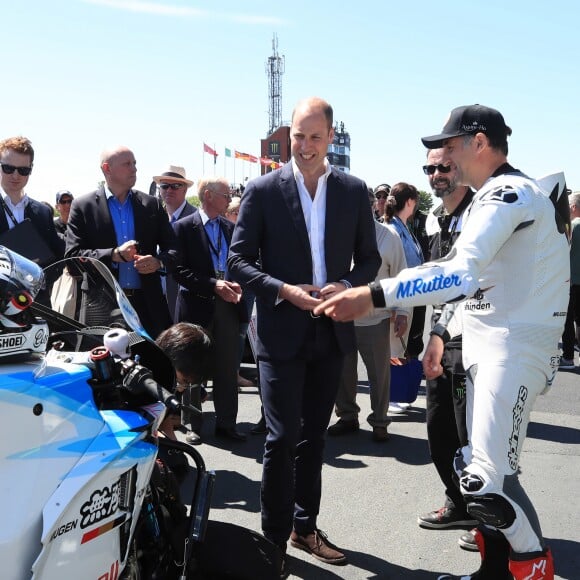 Le prince William, duc de Cambridge, sur les lieux du Tourist Trophy de l'île de Man lors de sa visite de l'île le 6 juin 2018. Fan de moto, il a joint l'utile et l'agréable.