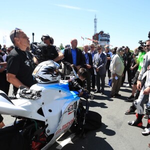 Le prince William, duc de Cambridge, sur les lieux du Tourist Trophy de l'île de Man lors de sa visite de l'île le 6 juin 2018. Fan de moto, il a joint l'utile et l'agréable.