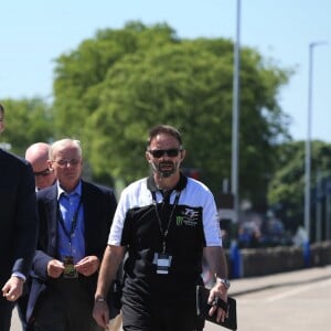 Le prince William, duc de Cambridge, sur les lieux du Tourist Trophy de l'île de Man lors de sa visite de l'île le 6 juin 2018. Fan de moto, il a joint l'utile et l'agréable.