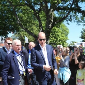 Le prince William, duc de Cambridge, sur les lieux du Tourist Trophy de l'île de Man lors de sa visite de l'île le 6 juin 2018. Fan de moto, il a joint l'utile et l'agréable.