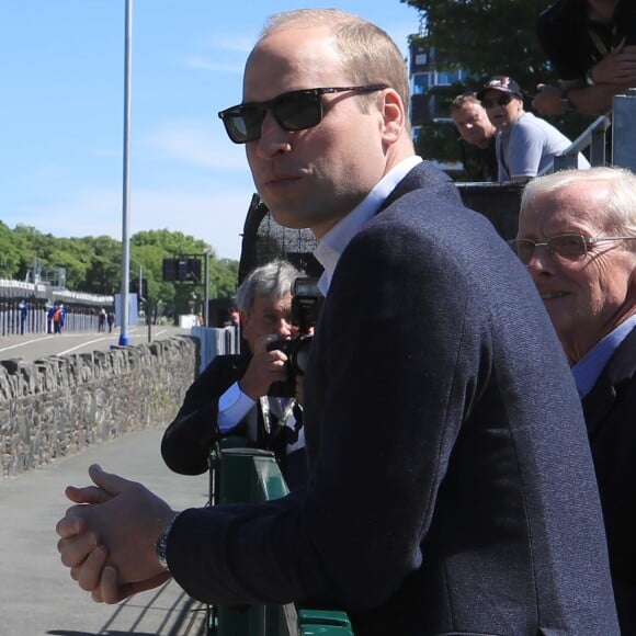 Le prince William, duc de Cambridge, sur les lieux du Tourist Trophy de l'île de Man lors de sa visite de l'île le 6 juin 2018. Fan de moto, il a joint l'utile et l'agréable.