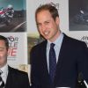 Le prince William recevant en novembre 2013 une petite moto en cadeau pour son fils le prince George de Cambridge, à Birmingham.