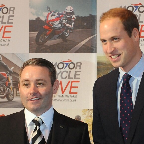 Le prince William recevant en novembre 2013 une petite moto en cadeau pour son fils le prince George de Cambridge, à Birmingham.
