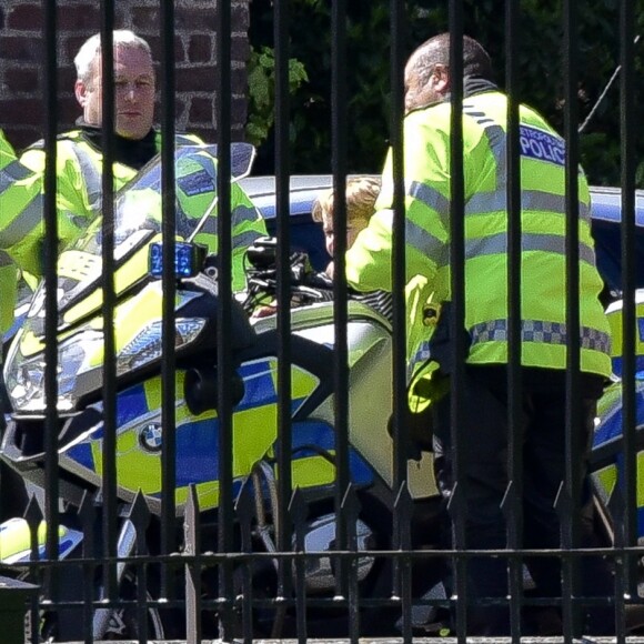 Le prince George de Cambridge sur la moto d'un policier de la ville de Londres le 24 mai 2016.