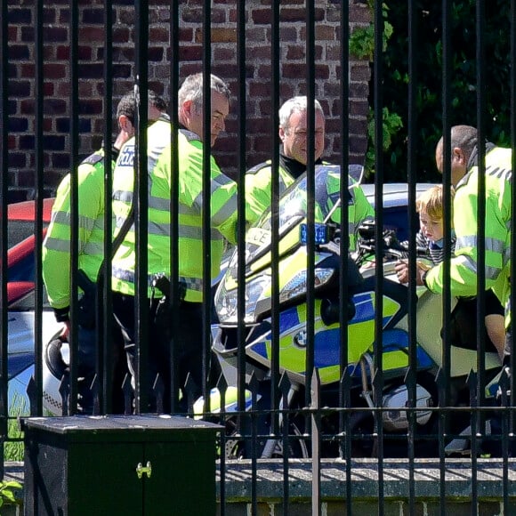 Le prince George de Cambridge sur la moto d'un policier de la ville de Londres le 24 mai 2016.