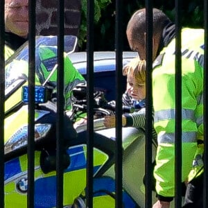 Le prince George de Cambridge sur la moto d'un policier de la ville de Londres le 24 mai 2016.