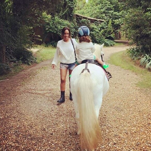 Amel Bent fière de sa fille Sofia qui fait du poney le 7 juin 2018.
