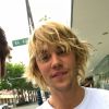Exclusif - Justin Bieber signe un autographe à un fan pour la fête des mères à Los Angeles le 12 mai 2018.  Exclusive - Germany call for price - A beaming Justin Bieber signs an autograph for a fan for the Mother's Day holiday tomorrow. Bieber also shared a bible verse showing his inspiration for Mother’s Day, and posed for a photo while throwing up a peace sign in Los Angeles le 12 mai 2018.12/05/2018 - Los Angeles