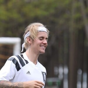 Justin Bieber joue au football a Playa Vista, le 12 mai 2018.