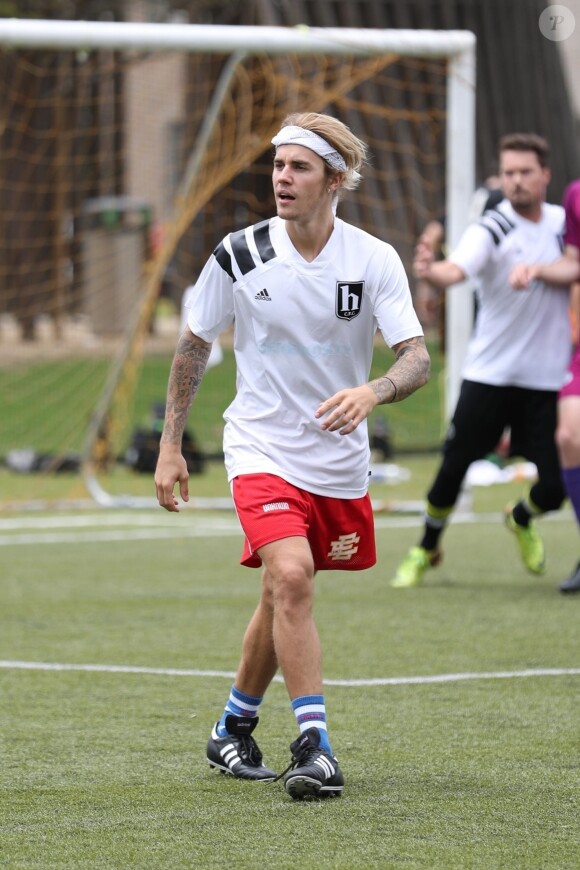Justin Bieber joue au football a Playa Vista, le 12 mai 2018.