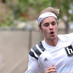 Justin Bieber joue au football a Playa Vista, le 12 mai 2018.