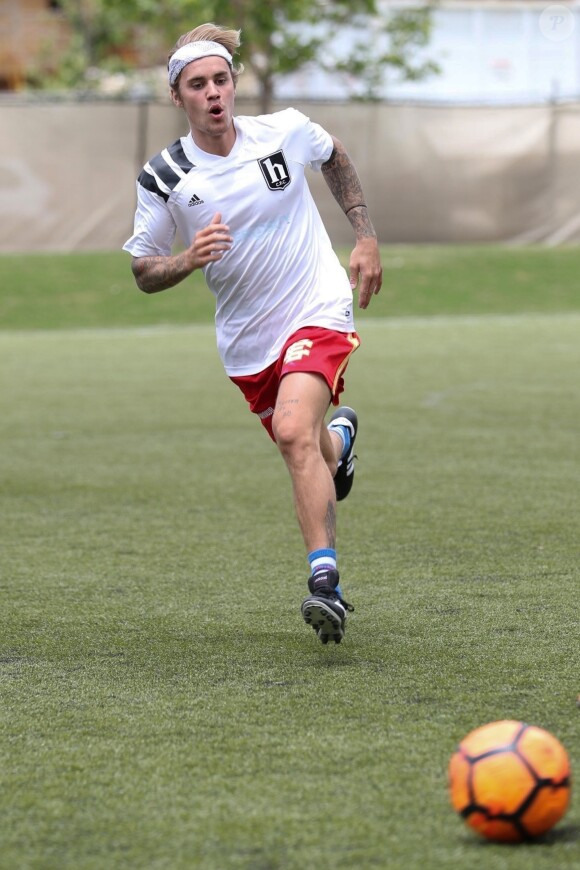 Justin Bieber joue au football a Playa Vista, le 12 mai 2018.