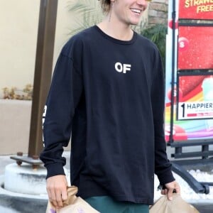Justin Bieber, portant un t-shirt avec l'inscription "Friends of Sinners", va s'acheter à manger chez "Taco Bell" à Los Angeles, le 19 avril 2018.