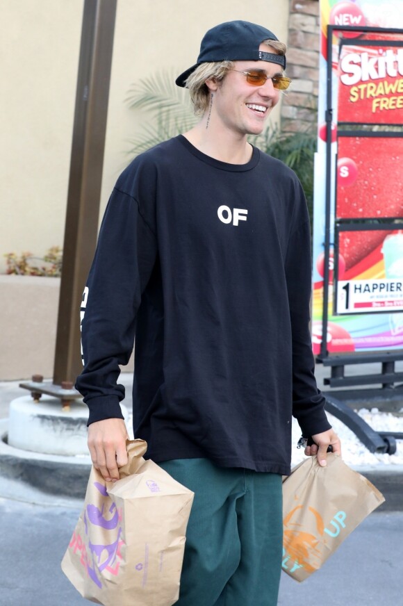 Justin Bieber, portant un t-shirt avec l'inscription "Friends of Sinners", va s'acheter à manger chez "Taco Bell" à Los Angeles, le 19 avril 2018.