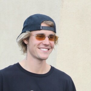 Justin Bieber, portant un t-shirt avec l'inscription "Friends of Sinners", va s'acheter à manger chez "Taco Bell" à Los Angeles, le 19 avril 2018.