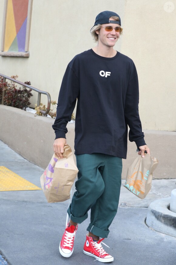 Justin Bieber, portant un t-shirt avec l'inscription "Friends of Sinners", va s'acheter à manger chez "Taco Bell" à Los Angeles, le 19 avril 2018.