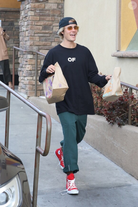 Justin Bieber, portant un t-shirt avec l'inscription "Friends of Sinners", va s'acheter à manger chez "Taco Bell" à Los Angeles, le 19 avril 2018.
