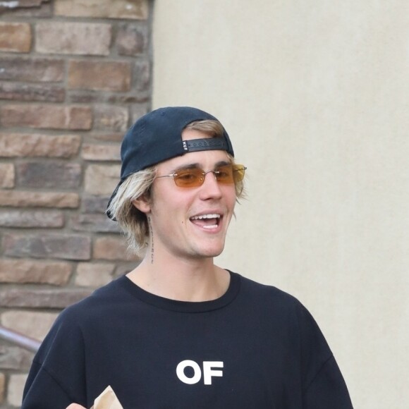 Justin Bieber, portant un t-shirt avec l'inscription "Friends of Sinners", va s'acheter à manger chez "Taco Bell" à Los Angeles, le 19 avril 2018.