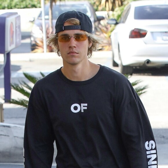 Justin Bieber, portant un t-shirt avec l'inscription "Friends of Sinners", va s'acheter à manger chez "Taco Bell" à Los Angeles, le 19 avril 2018.