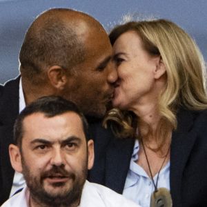 Exclusif - Valérie Trierweiler et son nouveau compagnon Romain Magellan (ex-star du rugby) s'embrassent dans les tribunes de la finale du Top 14 français entre Montpellier et Castres au Stade de France à Paris, le 2 juin 2018. © Pierre Perusseau/Bestimage