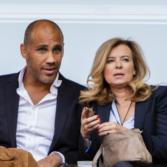 Exclusif - Valérie Trierweiler et son nouveau compagnon Romain Magellan (ex-star du rugby) s'embrassent dans les tribunes de la finale du Top 14 français entre Montpellier et Castres au Stade de France à Paris, le 2 juin 2018. © Pierre Perusseau/Bestimage