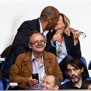 Exclusif - Valérie Trierweiler et son nouveau compagnon Romain Magellan (ex-star du rugby) s'embrassent dans les tribunes de la finale du Top 14 français entre Montpellier et Castres au Stade de France à Paris, le 2 juin 2018. © Pierre Perusseau/Bestimage