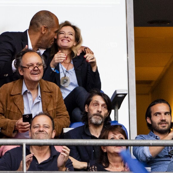 Exclusif - Valérie Trierweiler et son nouveau compagnon Romain Magellan (ex-star du rugby) s'embrassent dans les tribunes de la finale du Top 14 français entre Montpellier et Castres au Stade de France à Paris, le 2 juin 2018. © Pierre Perusseau/Bestimage