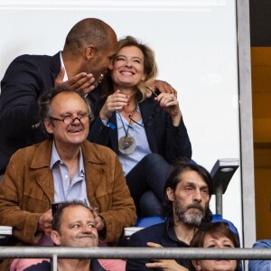 Exclusif - Valérie Trierweiler et son nouveau compagnon Romain Magellan (ex-star du rugby) s'embrassent dans les tribunes de la finale du Top 14 français entre Montpellier et Castres au Stade de France à Paris, le 2 juin 2018. © Pierre Perusseau/Bestimage