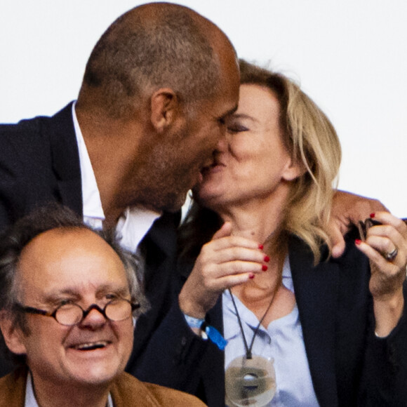 Exclusif - Valérie Trierweiler et son nouveau compagnon Romain Magellan (ex-star du rugby) s'embrassent dans les tribunes de la finale du Top 14 français entre Montpellier et Castres au Stade de France à Paris, le 2 juin 2018. © Pierre Perusseau/Bestimage