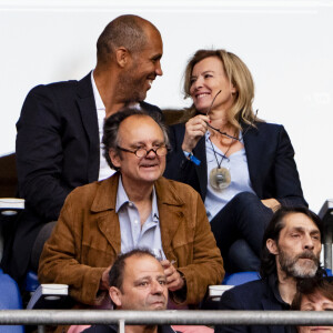 Exclusif - Valérie Trierweiler et son nouveau compagnon Romain Magellan (ex-star du rugby) s'embrassent dans les tribunes de la finale du Top 14 français entre Montpellier et Castres au Stade de France à Paris, le 2 juin 2018. © Pierre Perusseau/Bestimage