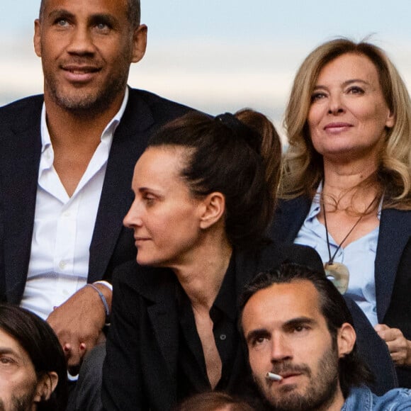 Exclusif - Valérie Trierweiler et son nouveau compagnon Romain Magellan (ex-star du rugby) s'embrassent dans les tribunes de la finale du Top 14 français entre Montpellier et Castres au Stade de France à Paris, le 2 juin 2018. © Pierre Perusseau/Bestimage