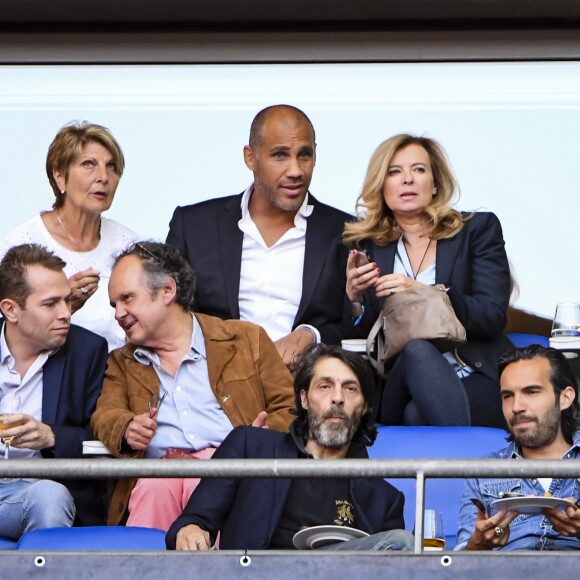 Exclusif - Valérie Trierweiler et son nouveau compagnon Romain Magellan (ex-star du rugby) s'embrassent dans les tribunes de la finale du Top 14 français entre Montpellier et Castres au Stade de France à Paris, le 2 juin 2018. © Pierre Perusseau/Bestimage