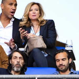 Exclusif - Valérie Trierweiler et son nouveau compagnon Romain Magellan (ex-star du rugby) s'embrassent dans les tribunes de la finale du Top 14 français entre Montpellier et Castres au Stade de France à Paris, le 2 juin 2018. © Pierre Perusseau/Bestimage